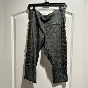 LULULEMON patterned crop tight